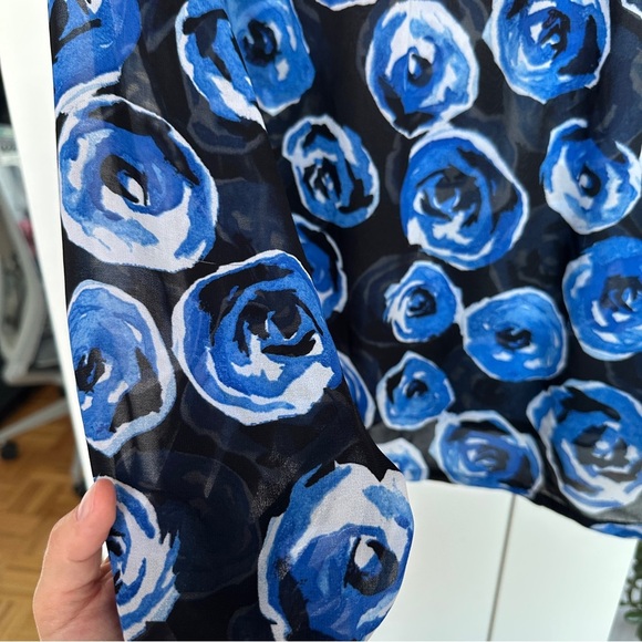 Old Navy Blue and Black Floral Blouse - Picture 3 of 5